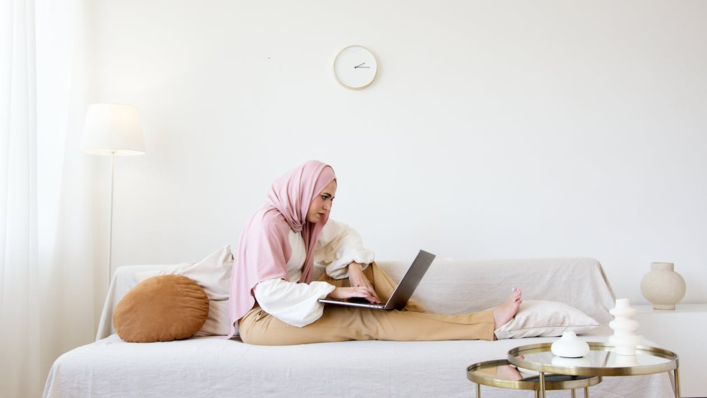 Kein Rutschen mehr: So sitzt dein Hijab den ganzen Tag