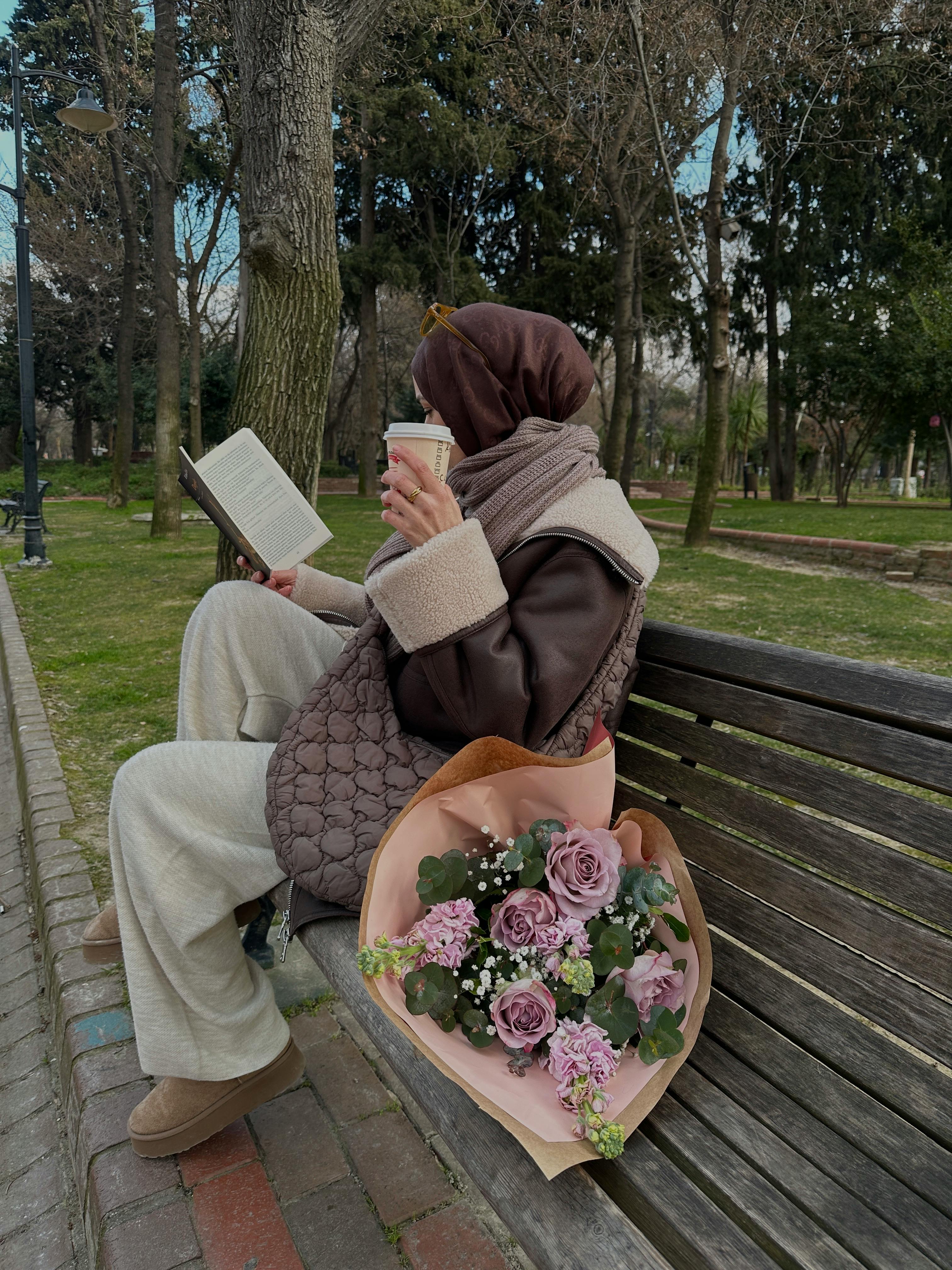 Warm bleiben ohne Volumen: Winter Layering für Hijabis