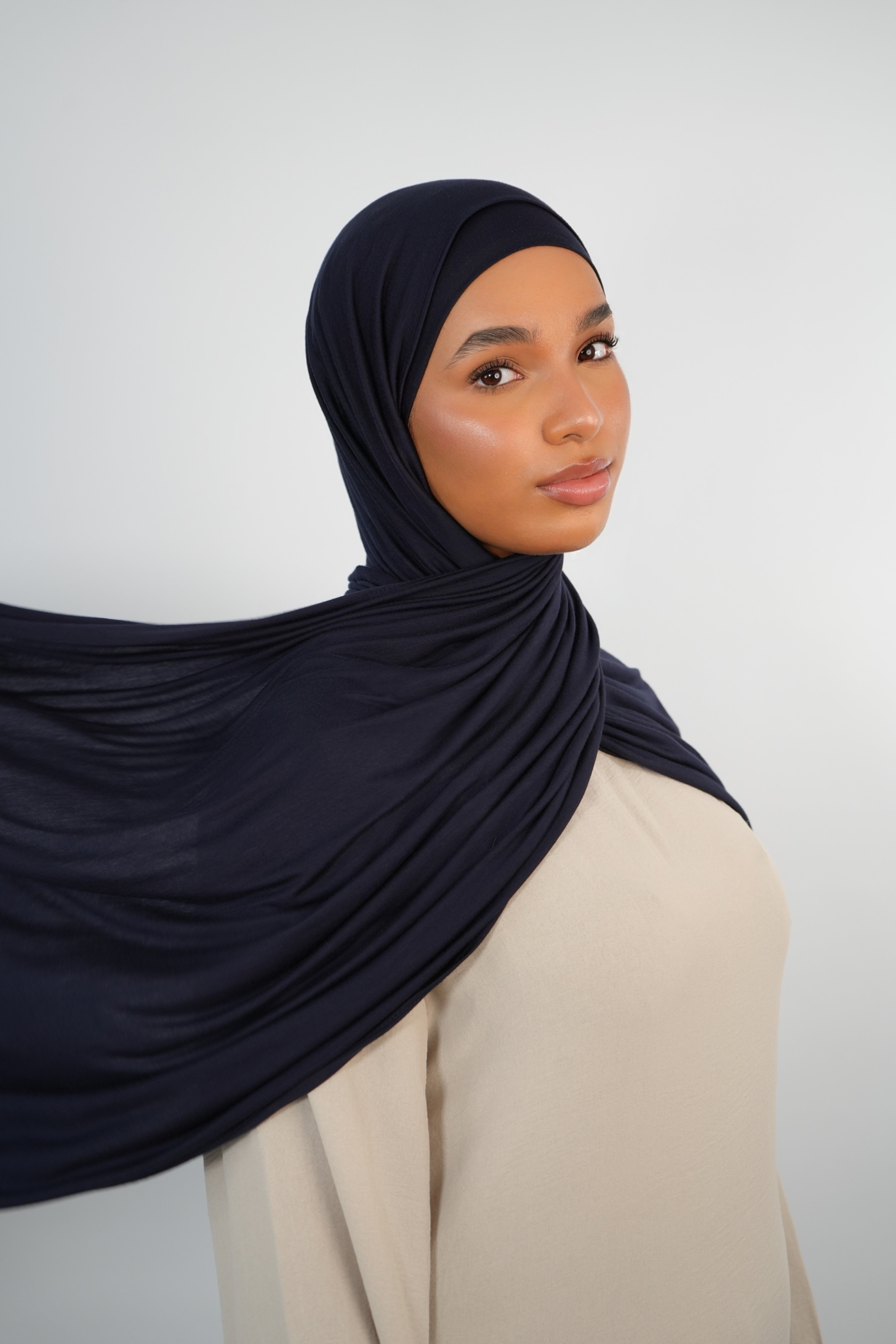 Dubai Night Bundle - Premium Jersey Hijab mit matchendem Jersey Schlauch-Bone