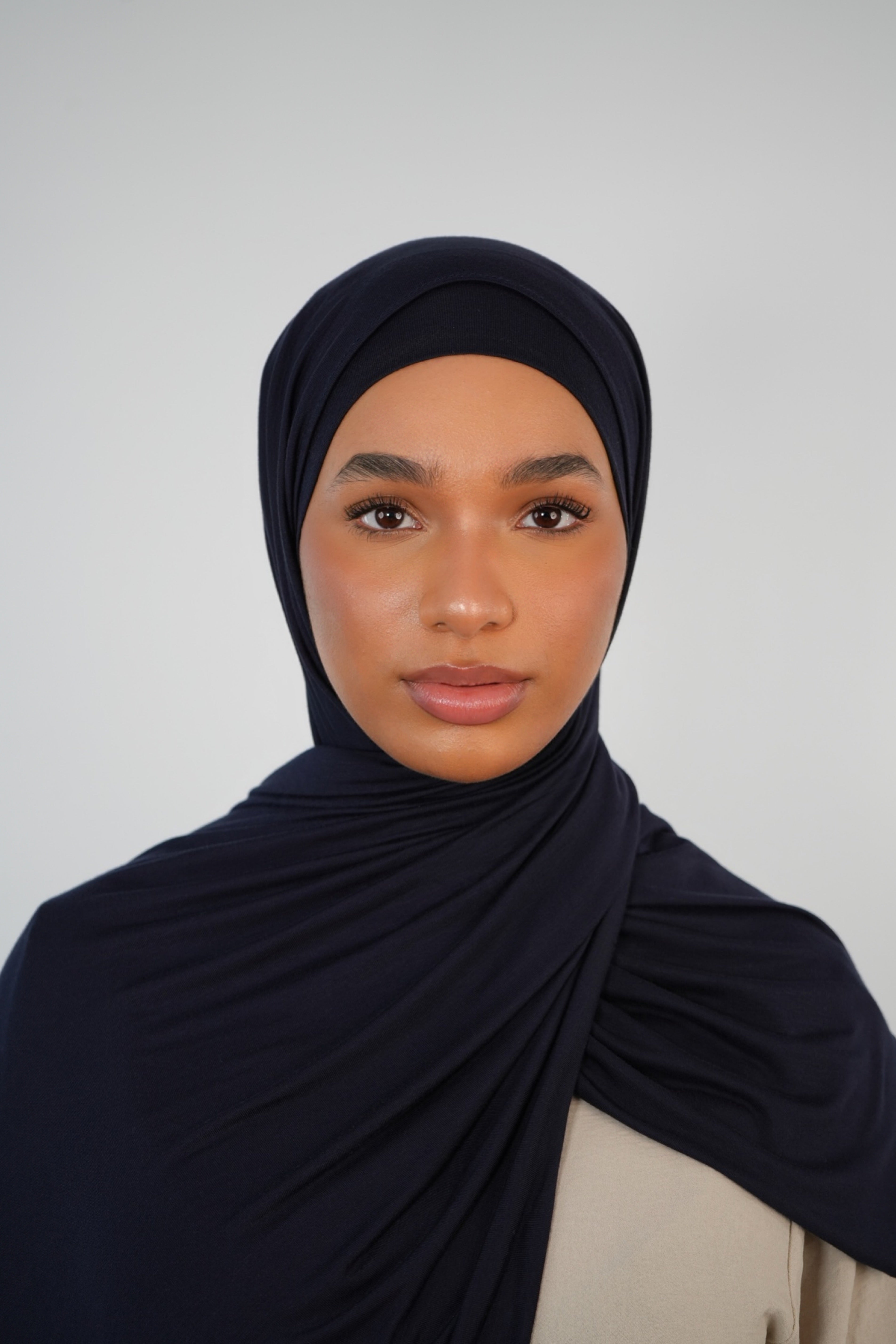 Dubai Night Bundle - Premium Jersey Hijab mit matchendem Jersey Schlauch-Bone