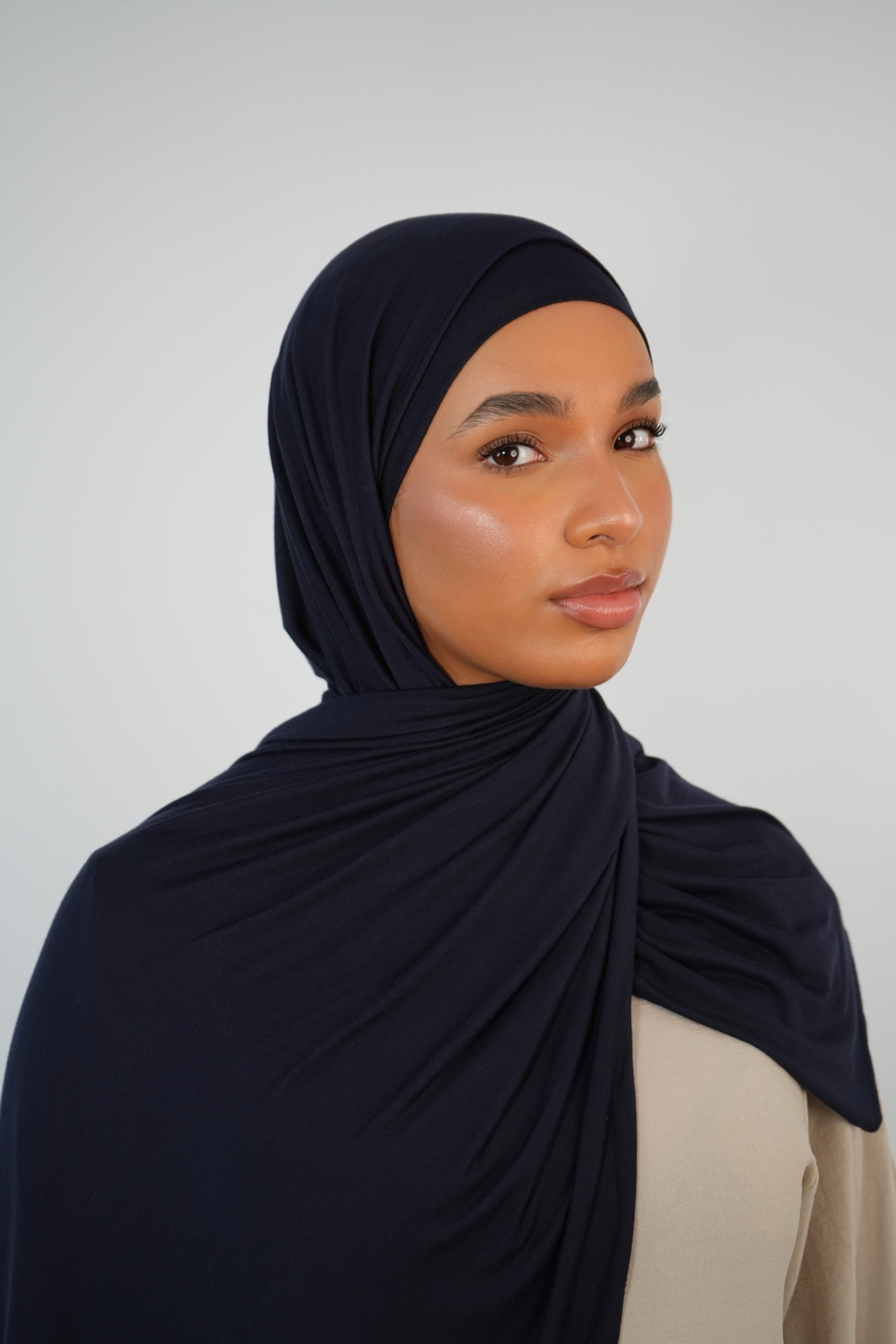 Dubai Night Bundle - Premium Jersey Hijab mit matchendem Jersey Schlauch-Bone